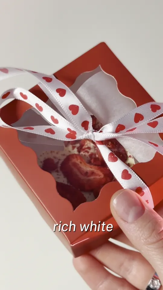 Keto chocolate gift box from Bisou De Fleurs